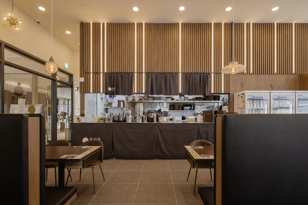 우드 루버와 간접조명이 돋보이는 모던 일식당